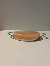 Ronde Himalaya zoutsteen kook- en serveerplaat met RVS frame voor BBQ en oven gebruik