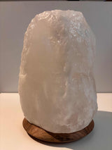Witte Himalaya zoutlamp 12-15 kg met houten voet, snoer en lampje voor sfeervolle verlichting in grotere ruimtes