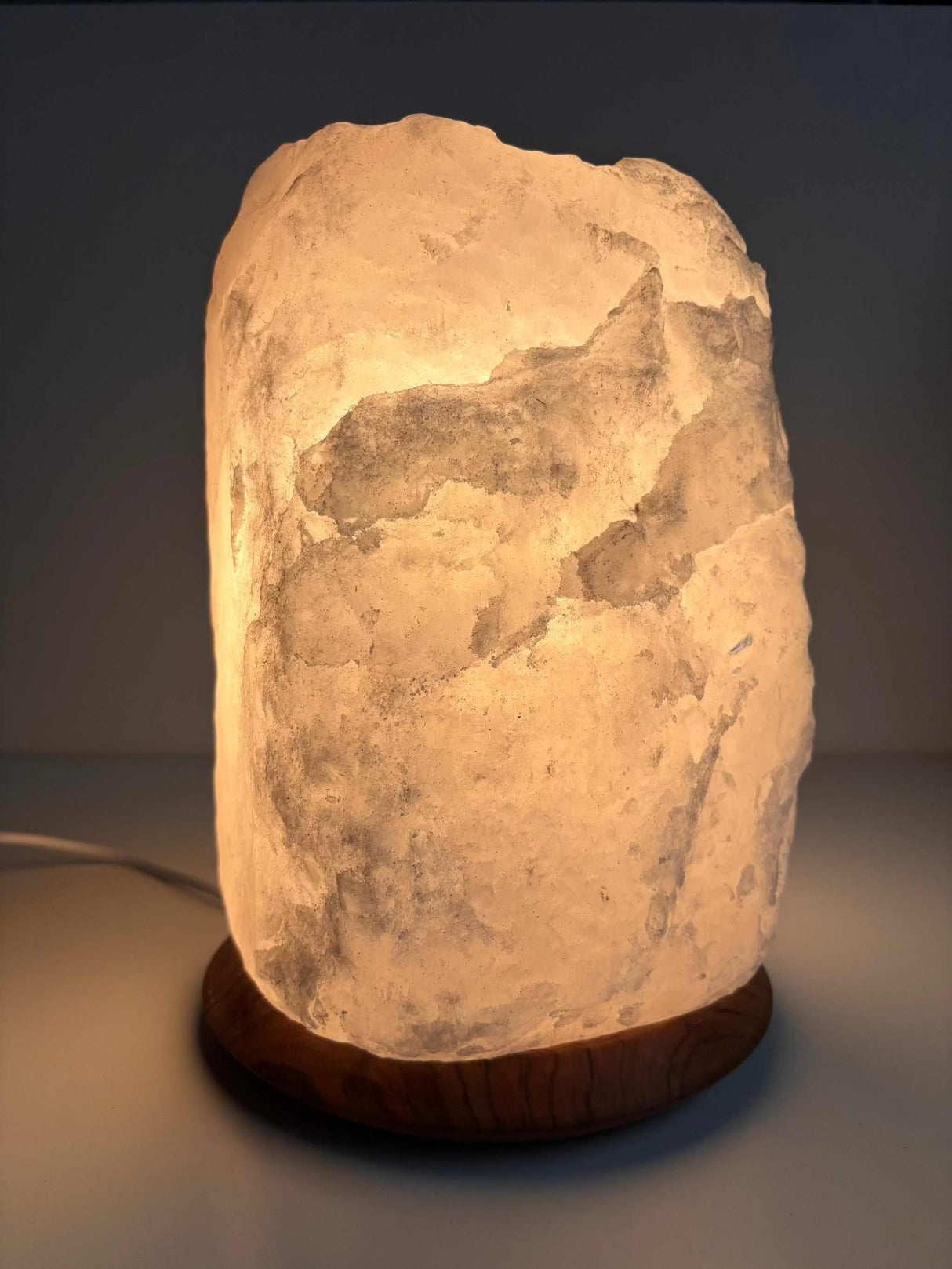 Witte Himalaya zoutlamp 12-15 kg met houten voet, inclusief kabel en lampje voor sfeervolle verlichting