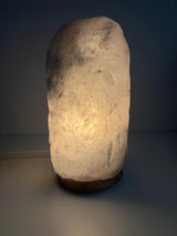 Himalaya zoutlamp grijs 10-12kg met houten voet en warm zacht licht