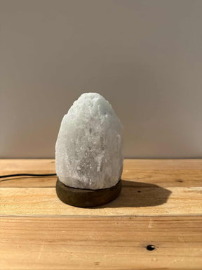 Grijze Himalaya USB zoutlamp in natuurlijke vorm met zachte gloed en handgemaakt design