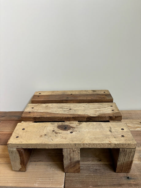 Rustieke houten standaard van 100% onbewerkt Sheeshamhout, geschikt voor het presenteren van zoutlampen, kaarsen of planten.