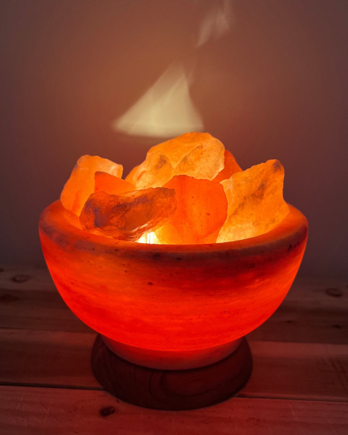 Ronde schaal met Himalaya zoutsteenbrokken, inclusief lamp en schakelaar voor warme, rustgevende sfeerverlichting