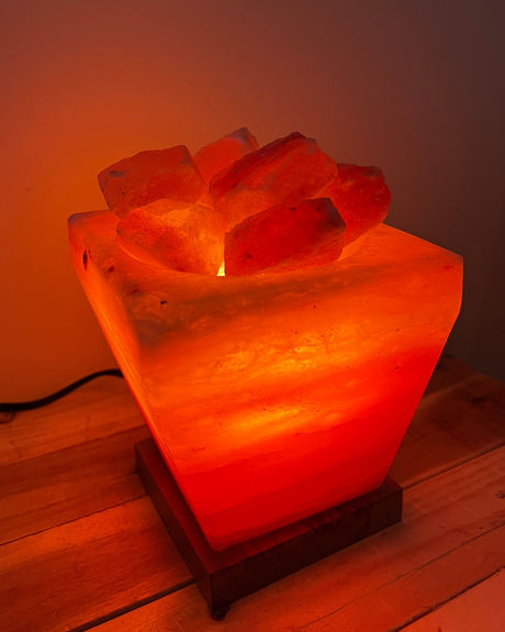 Vierkante schaal met Himalaya zoutsteenbrokken en lamp, voor een warme sfeer en zuiverende werking in huis of op kantoor