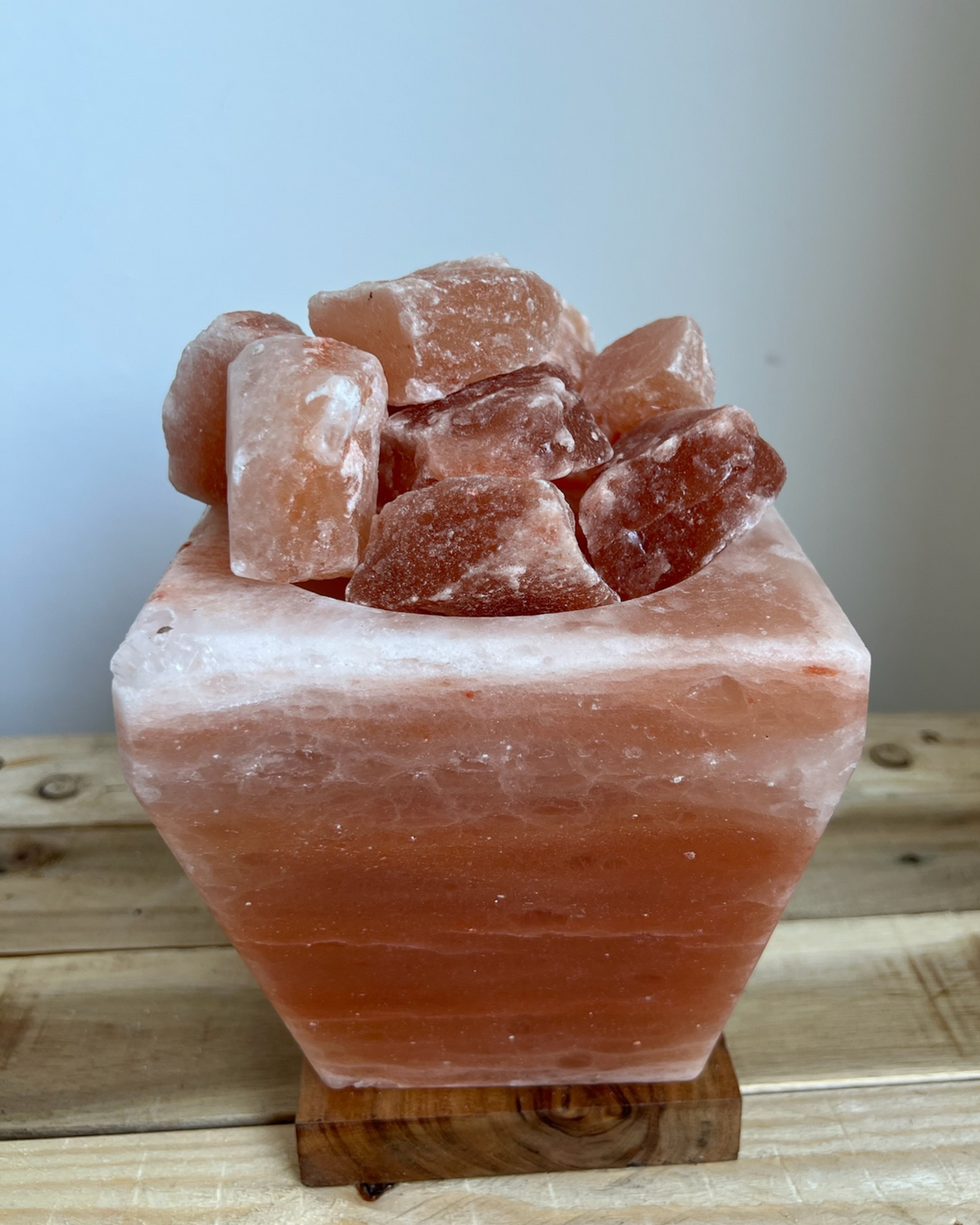 Vierkante schaal met Himalaya zoutsteenbrokken en lamp, voor een warme sfeer en zuiverende werking in huis of op kantoor