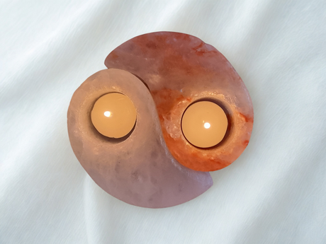 Himalaya zoutsteen Yin Yang kaarsenhouder – warme oranje gloed met brandende theelichtjes