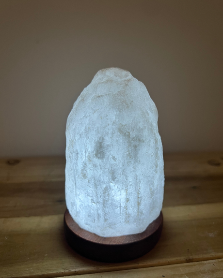 Compacte USB Himalaya zoutlamp in witte natuurlijke vorm, ideaal voor bureau of onderweg