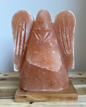 Handgemaakte Himalaya zoutlamp in de vorm van een engel met warme gloed, inclusief houten voet en snoer