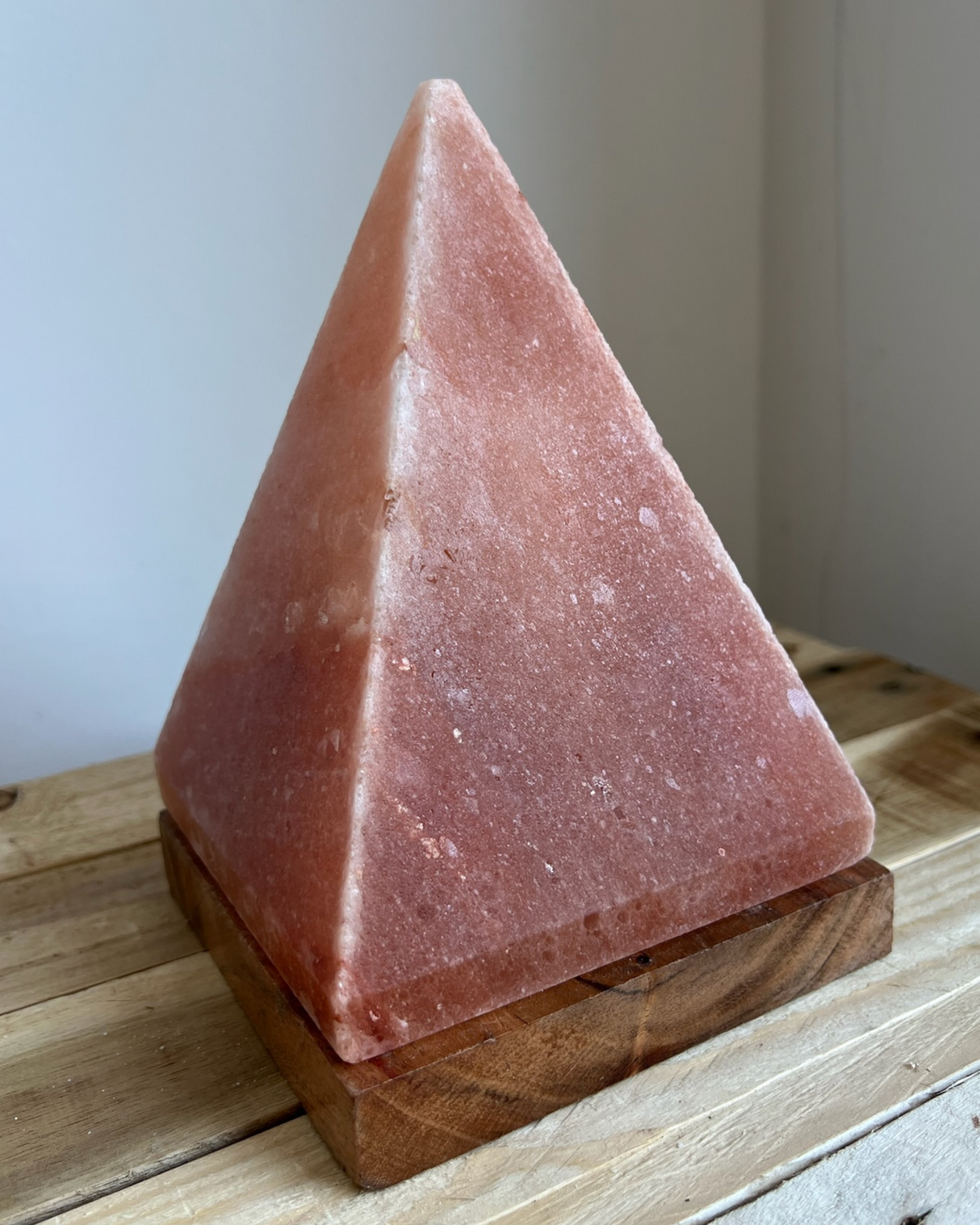 Piramide Himalaya zoutlamp, natuurlijke roze tint, 3.0 kg