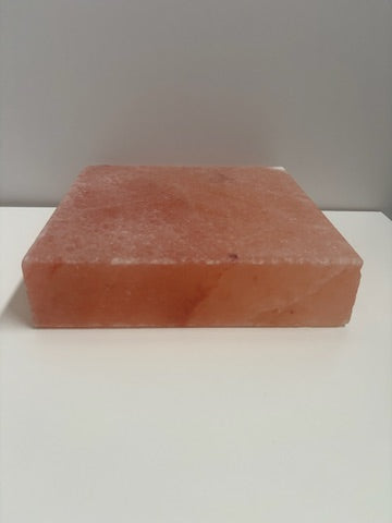 Vierkante Himalaya zoutsteen kook- en serveerplaat van roze natuursteen. Geschikt voor grillen, bakken en stijlvol serveren van vlees, vis, groenten of desserts. Te gebruiken warm op BBQ of koud uit koelkast/vriezer. Geeft gerechten een subtiele, natuurlijke zoutsmaak.