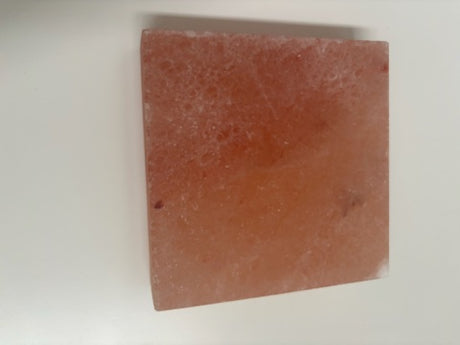 Vierkante Himalaya zoutsteen kook- en serveerplaat van roze natuursteen. Geschikt voor grillen, bakken en stijlvol serveren van vlees, vis, groenten of desserts. Te gebruiken warm op BBQ of koud uit koelkast/vriezer. Geeft gerechten een subtiele, natuurlijke zoutsmaak.