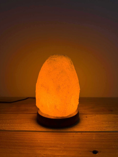 Natuurlijk roze Himalaya zoutsteen USB lampje met schakelaar en reservelampje, compact en draagbaar voor rustgevende sfeerverlichting.