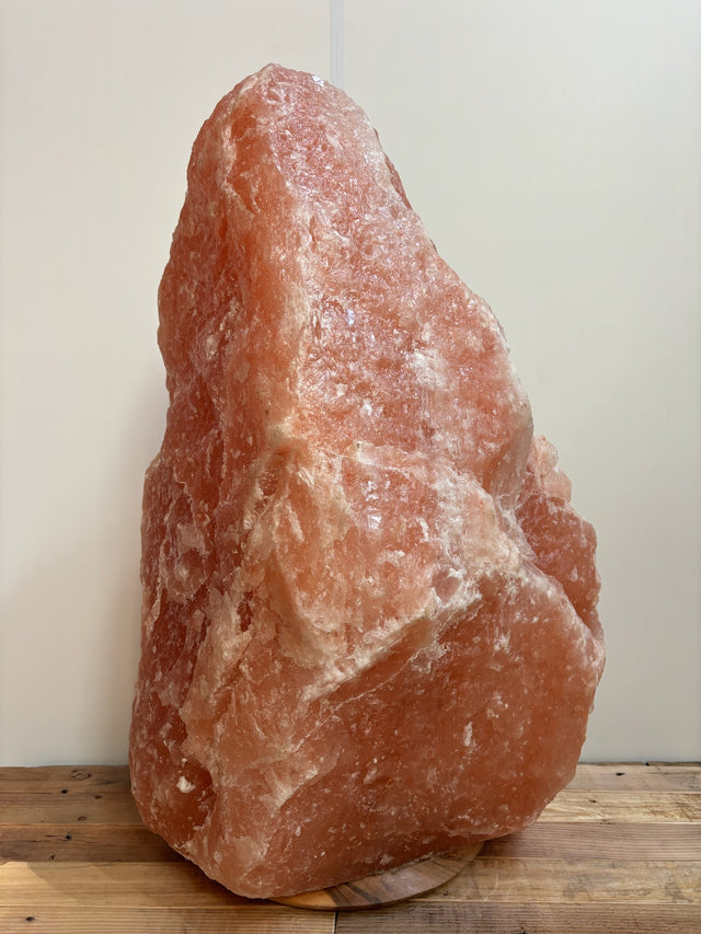 Himalaya XL zoutlamp licht 100–120 kg op houten voet met natuurlijke amberkleur