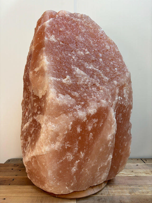 Himalaya XL zoutlamp licht 120–140 kg op houten voet met natuurlijke amberkleur