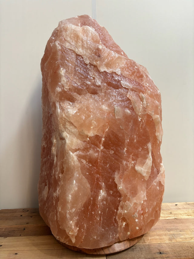 Himalaya XL zoutlamp licht 90–100 kg op houten voet met natuurlijke kleur