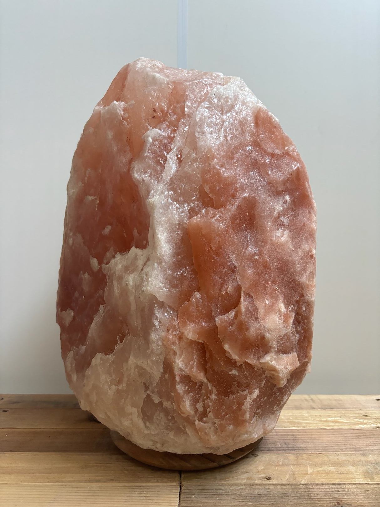 Donkere Himalaya zoutlamp 45–50 kg met diepe tinten op stevige houten voet