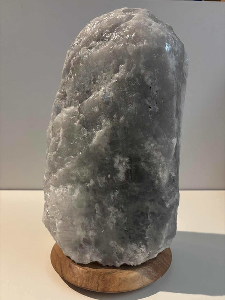 Grijze Himalaya zoutlamp 12-15 kg met houten voet, inclusief kabel en lampje, geschikt voor rustgevende verlichting in grotere ruimtes