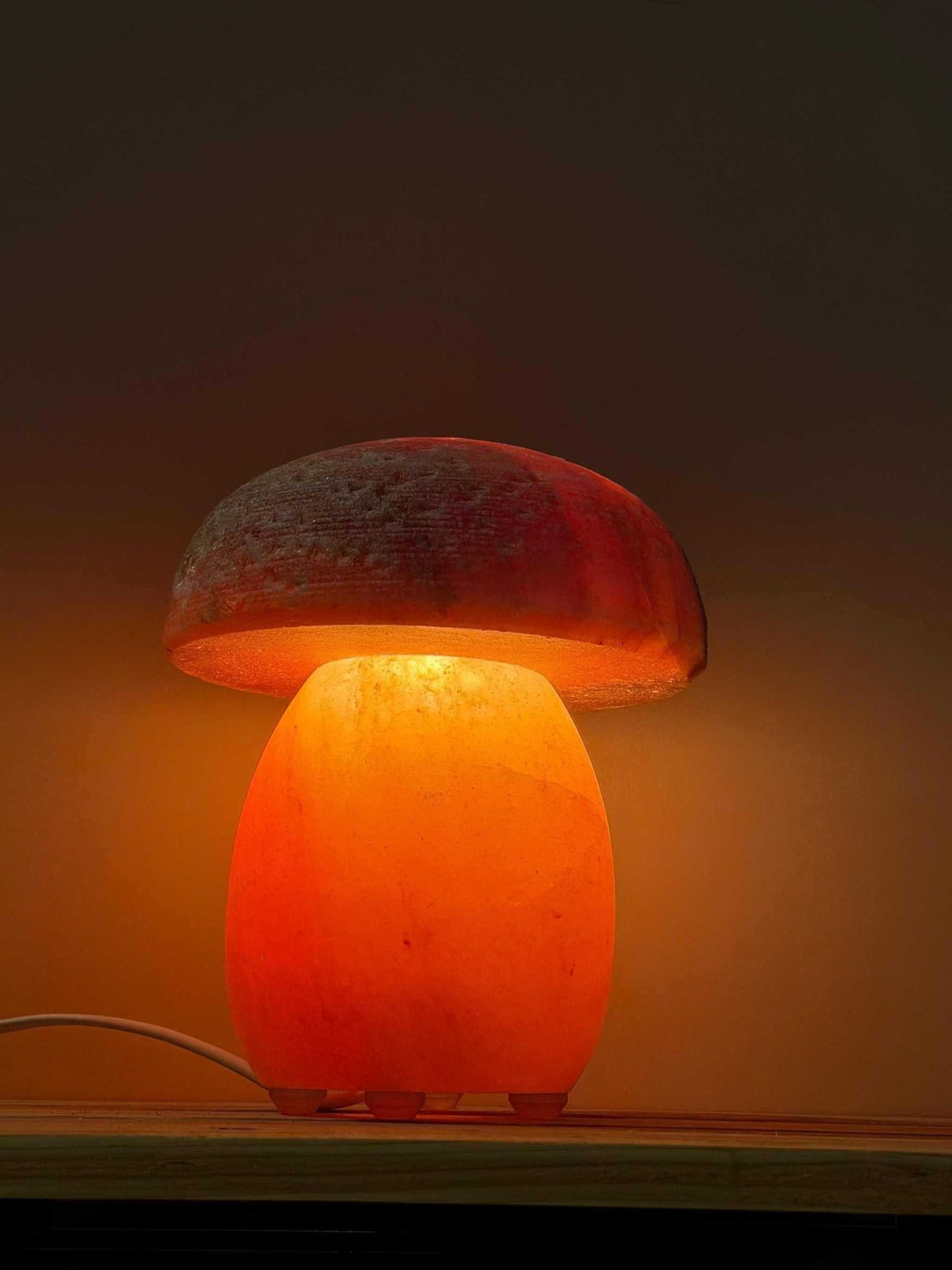 Himalaya zoutlamp paddenstoelvorm met warme roze en rode gloed, inclusief kabel en reservelampje