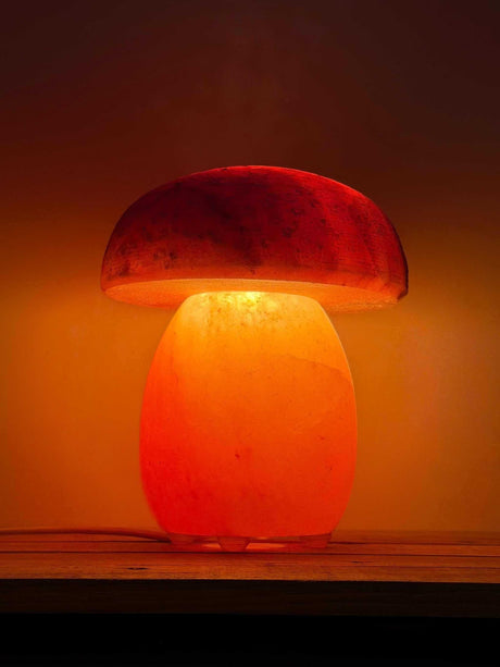 Himalaya zoutlamp in paddenstoelvorm met warme roze en rode gloed, inclusief snoer en reservelampje