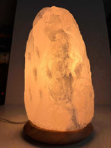 Himalaya zoutlamp wit 10-12 kg met houten voet, snoer en warm licht