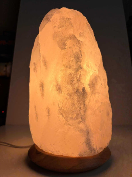 Himalaya zoutlamp wit 10-12 kg met houten voet, snoer en warm licht