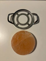Ronde Himalaya zoutsteen kook-/serveerplaat met RVS frame, geschikt voor BBQ en oven, subtiele zoutsmaak.