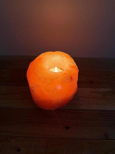 Handgemaakte natuurlijke zoutsteen waxinelichthouder met rustgevende oranje gloed