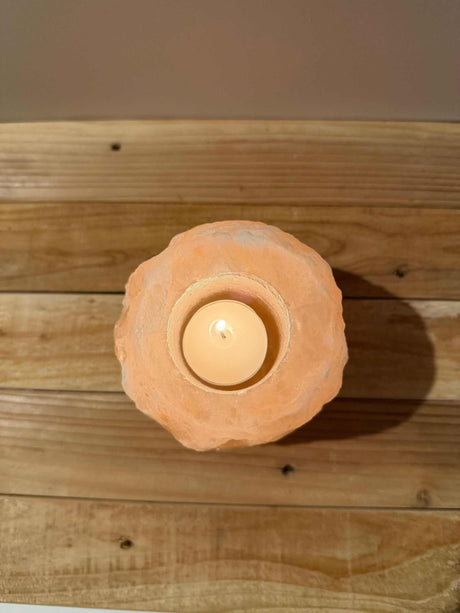 Handgemaakte natuurlijke zoutsteen waxinelichthouder roze met zachte gloed voor rustgevende sfeer