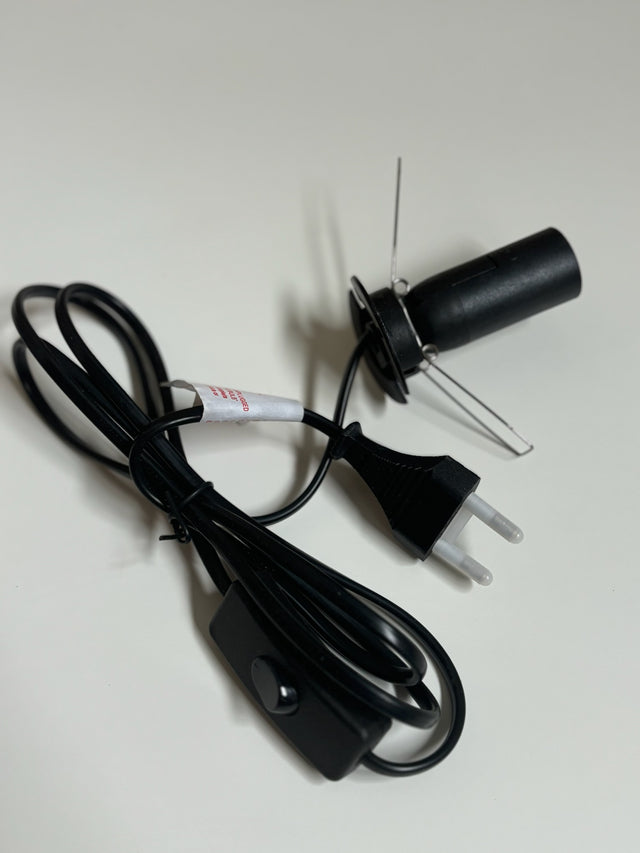 Zwarte stroomkabel met E14 fitting en aan/uit-schakelaar, ideaal voor het aansluiten van Himalaya zoutlampen en kleine armaturen.